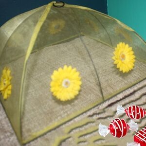 Vintage Yellow Daisy Food Cover